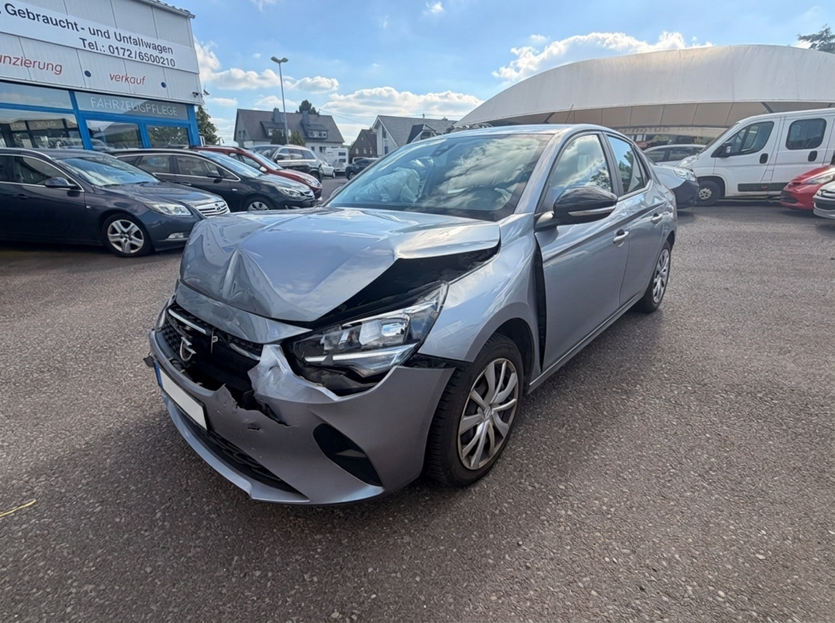 Opel Corsa mit Frontschaden